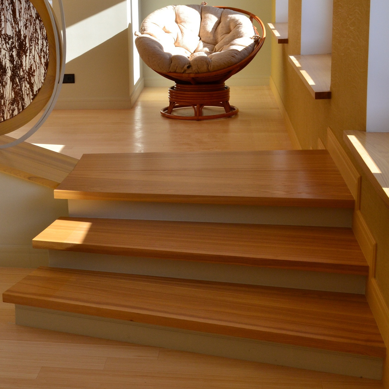 Лестница из ясеня с декоративными элементами - фото 2 - id-p117461237