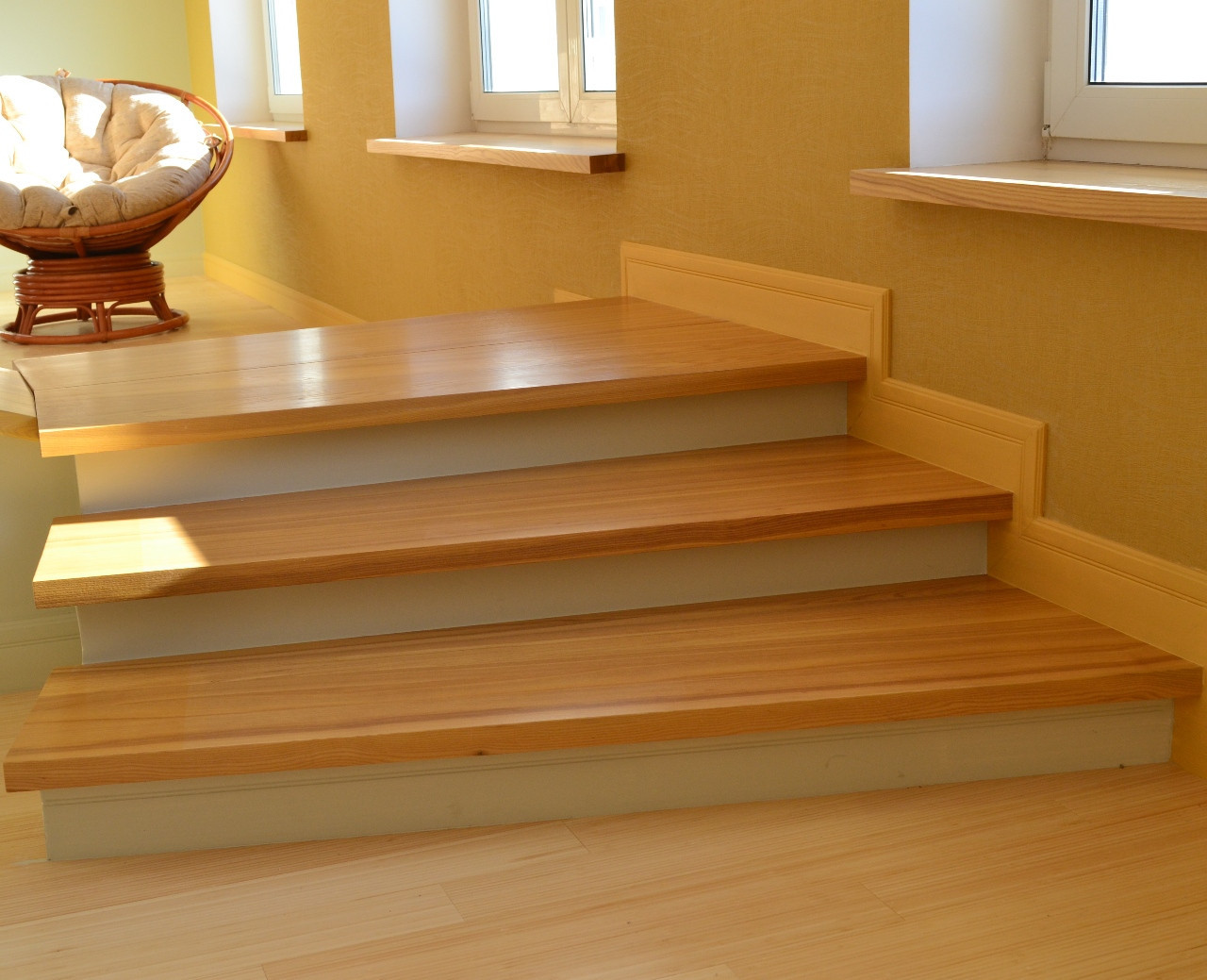 Лестница из ясеня с декоративными элементами - фото 3 - id-p117461237