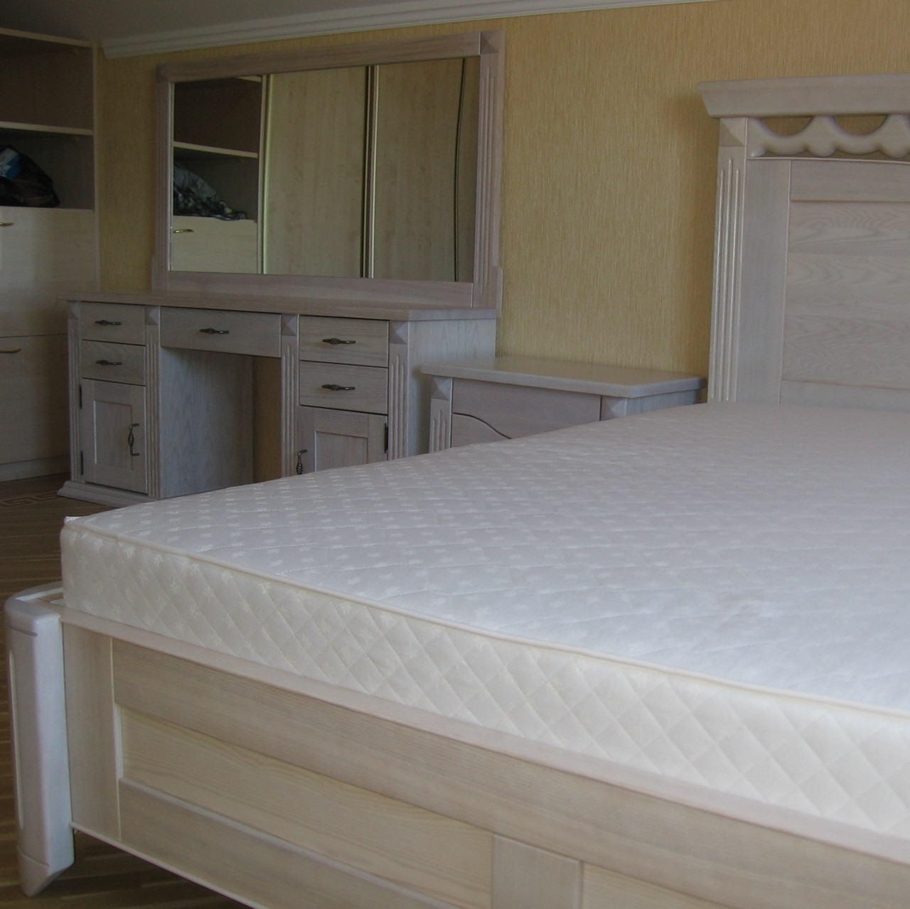 Кровать со спальным местом 2000 х 1400 мм. + 2 прикроватные тумбочки + туалетный столик - фото 6 - id-p117461325