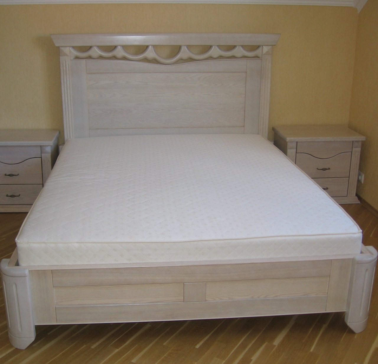 Кровать со спальным местом 2000 х 1600 мм. + 2 прикроватные тумбочки + туалетный столик - фото 2 - id-p117461326