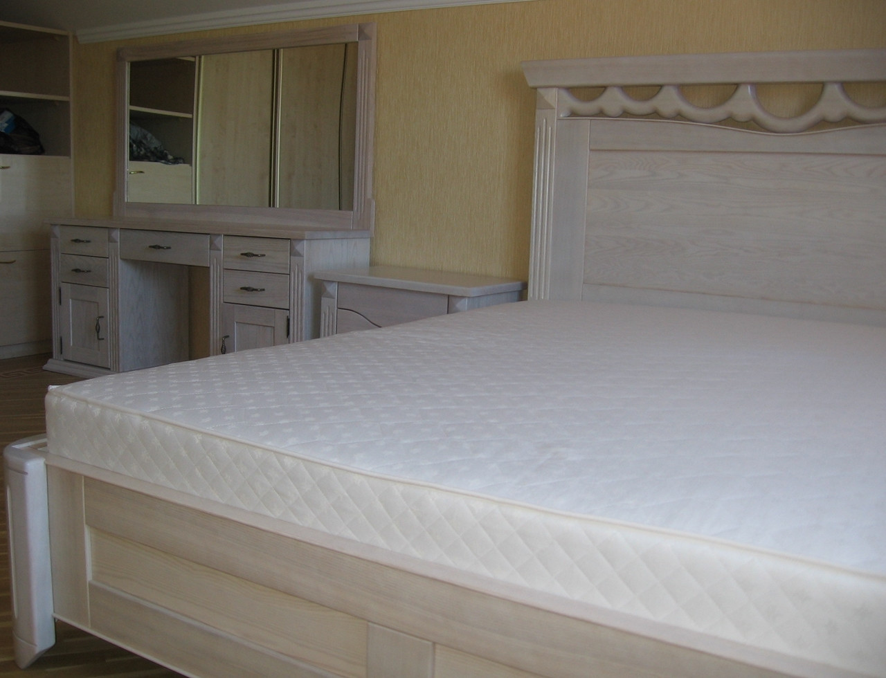 Кровать со спальным местом 2000 х 1600 мм. + 2 прикроватные тумбочки + туалетный столик - фото 4 - id-p117461326