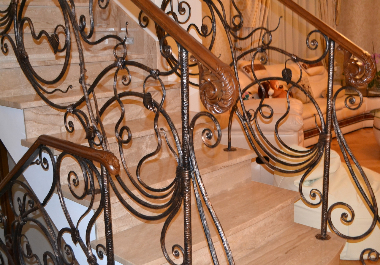 Перила для лестниц деревянные с кованым ограждением - фото 7 - id-p117461687