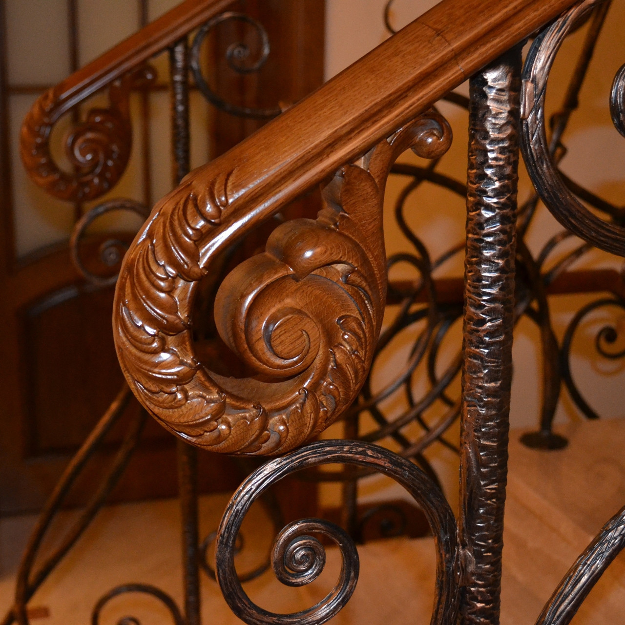 Перила для лестниц деревянные с кованым ограждением - фото 8 - id-p117461687