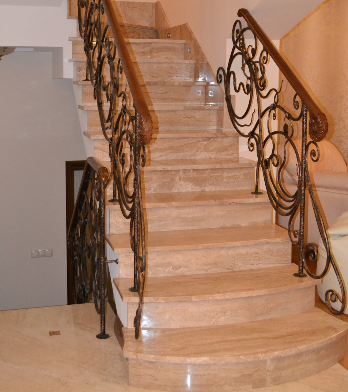 Перила для лестниц деревянные с кованым ограждением - фото 9 - id-p117461687