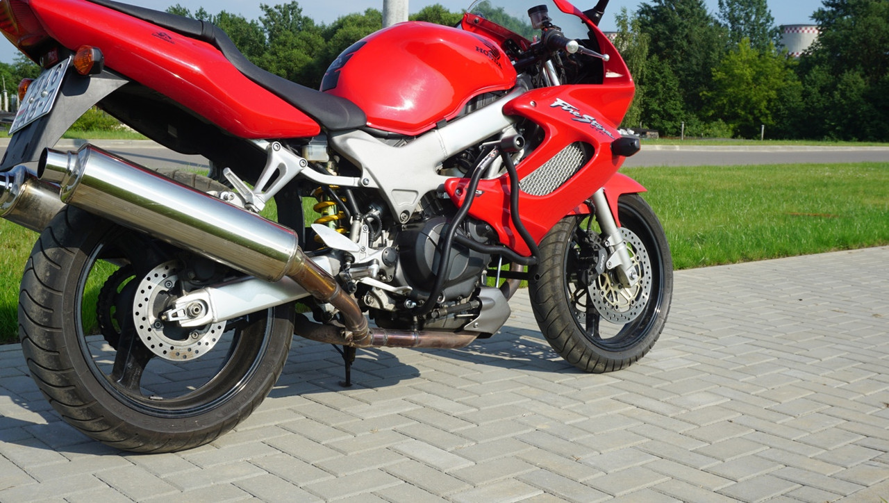 Слайдера honda. Honda vtr1000f. Vtr1000f. Дуги на мотоцикл Honda vtr1000f. Хонда Втр 1000 клетка.