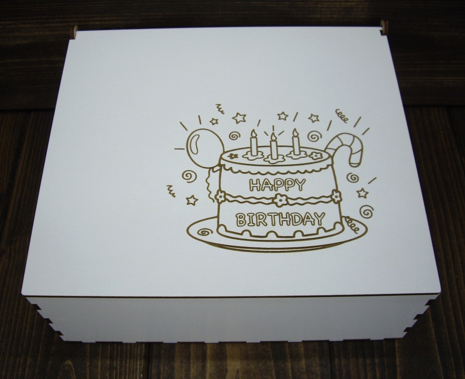 Шкатулка 220*200*90 мм, цвет: белый, с гравировкой "Happy birthday" с тортом - фото 1 - id-p118021754