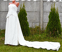 Платье свадебное атласное со шлейфом и перчатками размер 42-44