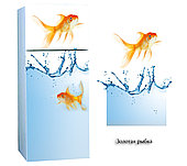 Виниловая наклейка на холодильник "Золотая рыбка в брызгах воды"