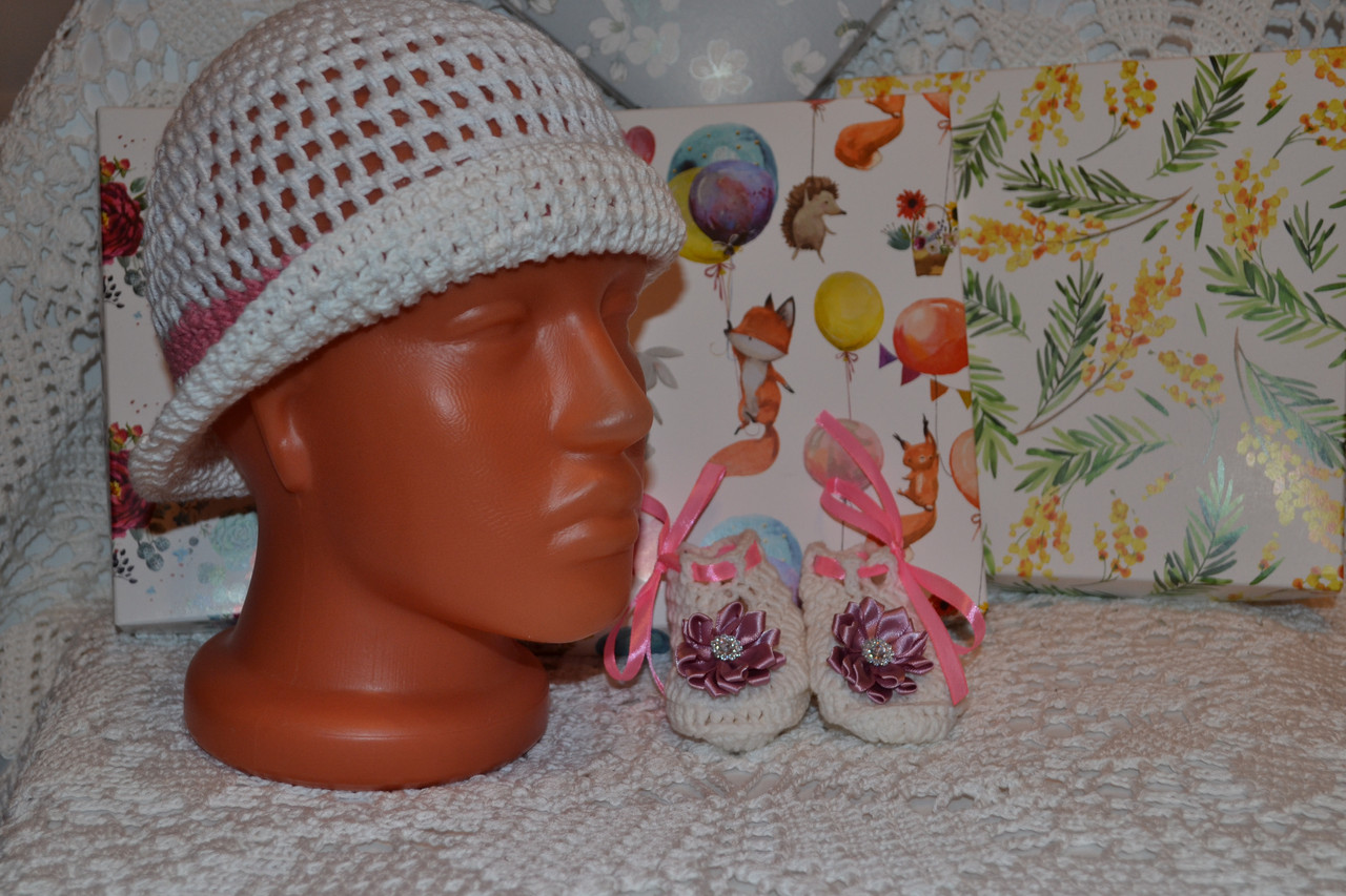 Комплект: шапочка и пинетки для малышки в подарочной коробке - фото 1 - id-p118432259