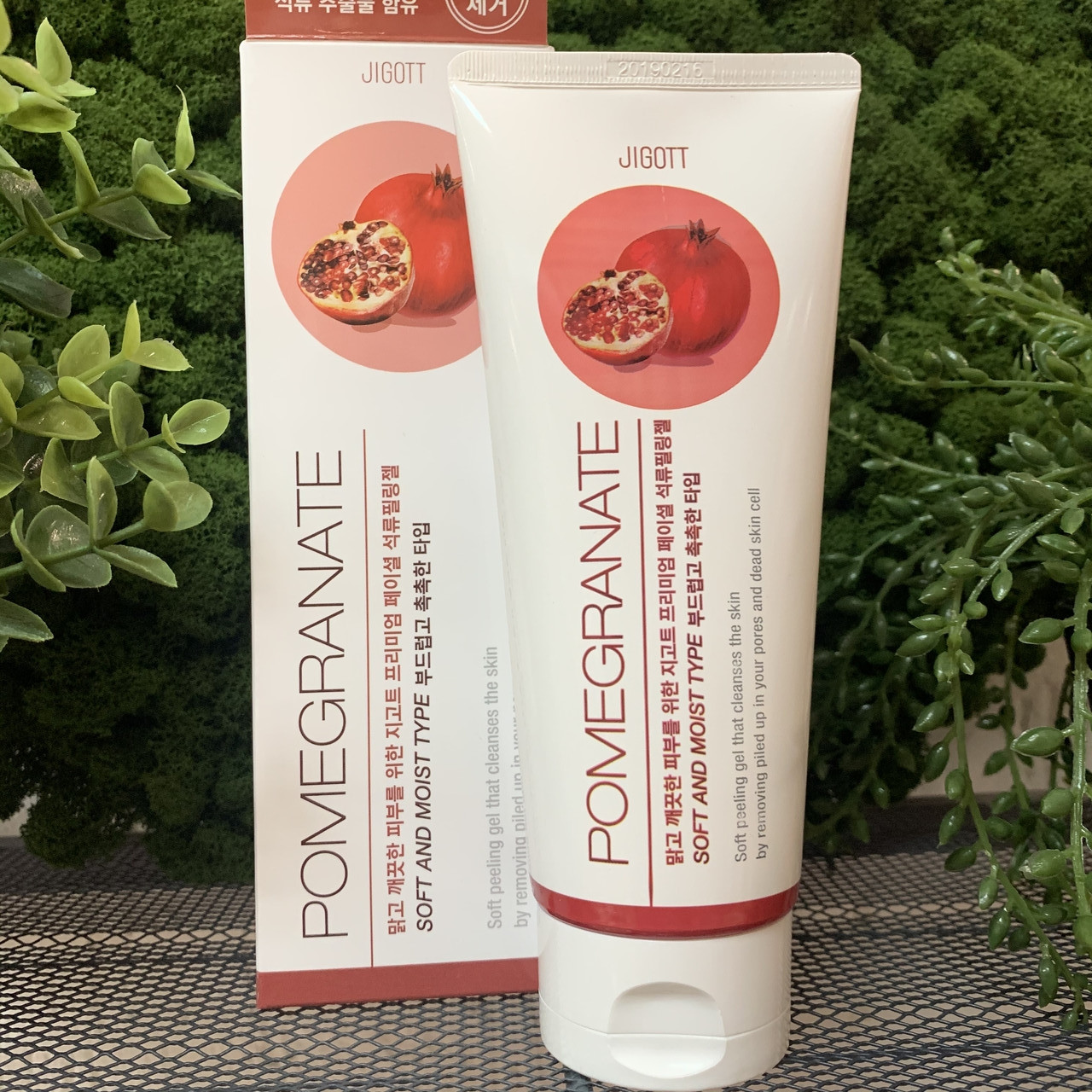 Пилинг-скатка для лица Jigott Premium Facial Pomegranate Peeling Gel, 180 мл - фото 1 - id-p118726351