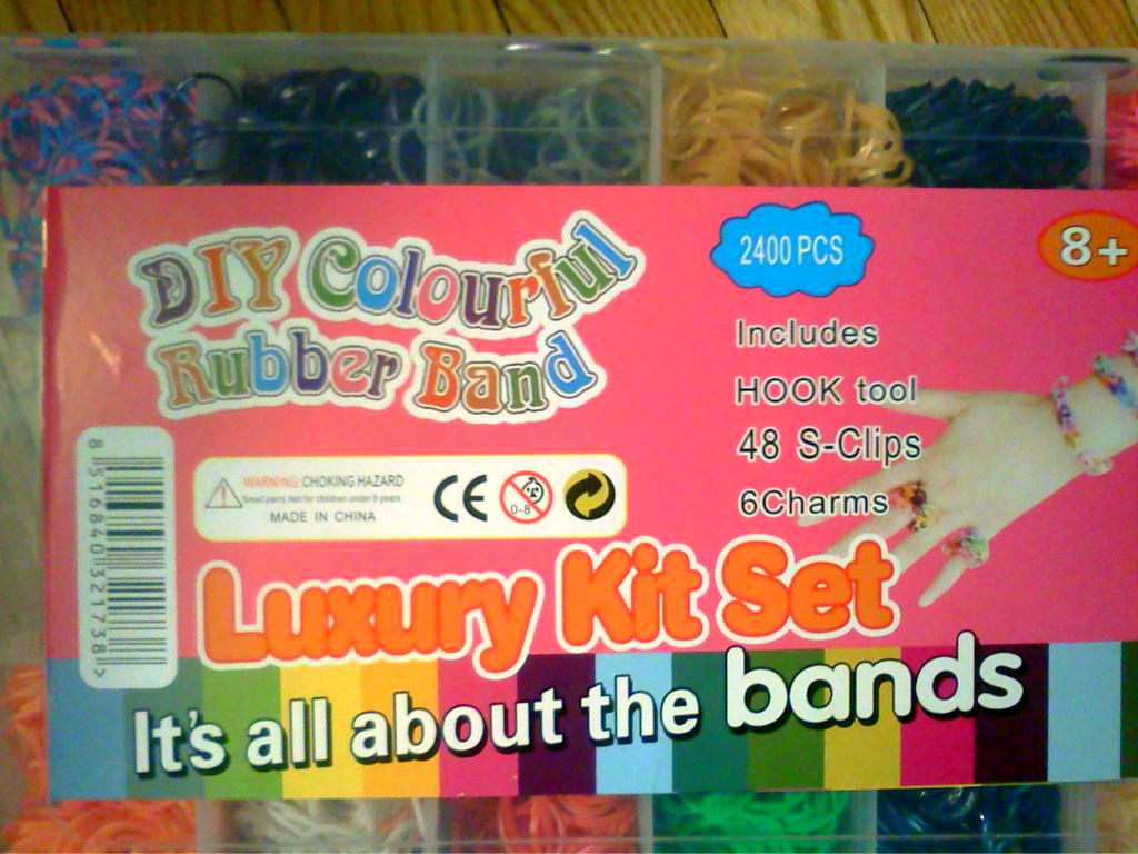 Детский набор Rainbow Loom резинки для плетения браслетов 2600 резинок 6 кулончиков , футляр и станок - фото 1 - id-p7279396