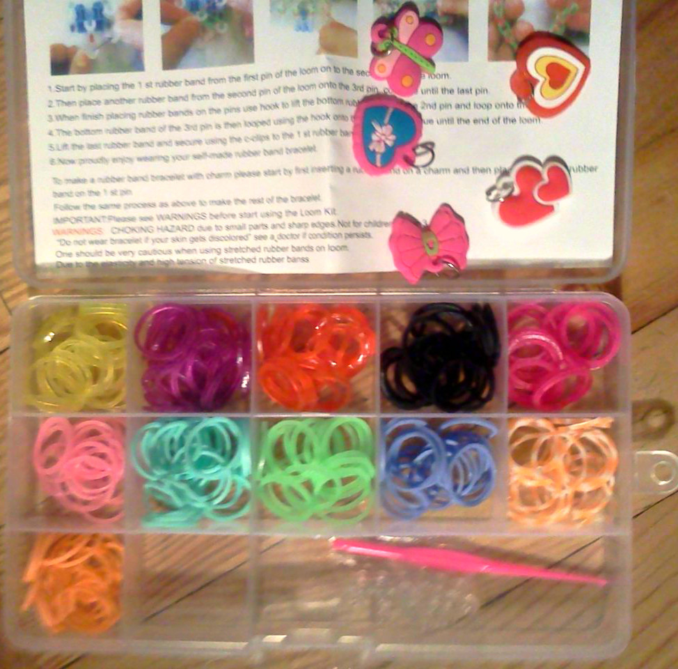 Детский набор Rainbow Loom резинки для плетения браслетов 2600 резинок 6 кулончиков , футляр и станок - фото 2 - id-p7279396