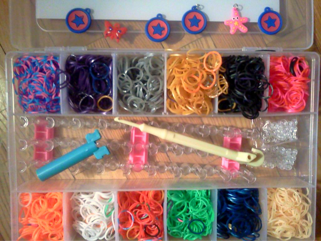 Детский набор Rainbow Loom резинки для плетения браслетов 2600 резинок 6 кулончиков , футляр и станок - фото 3 - id-p7279396