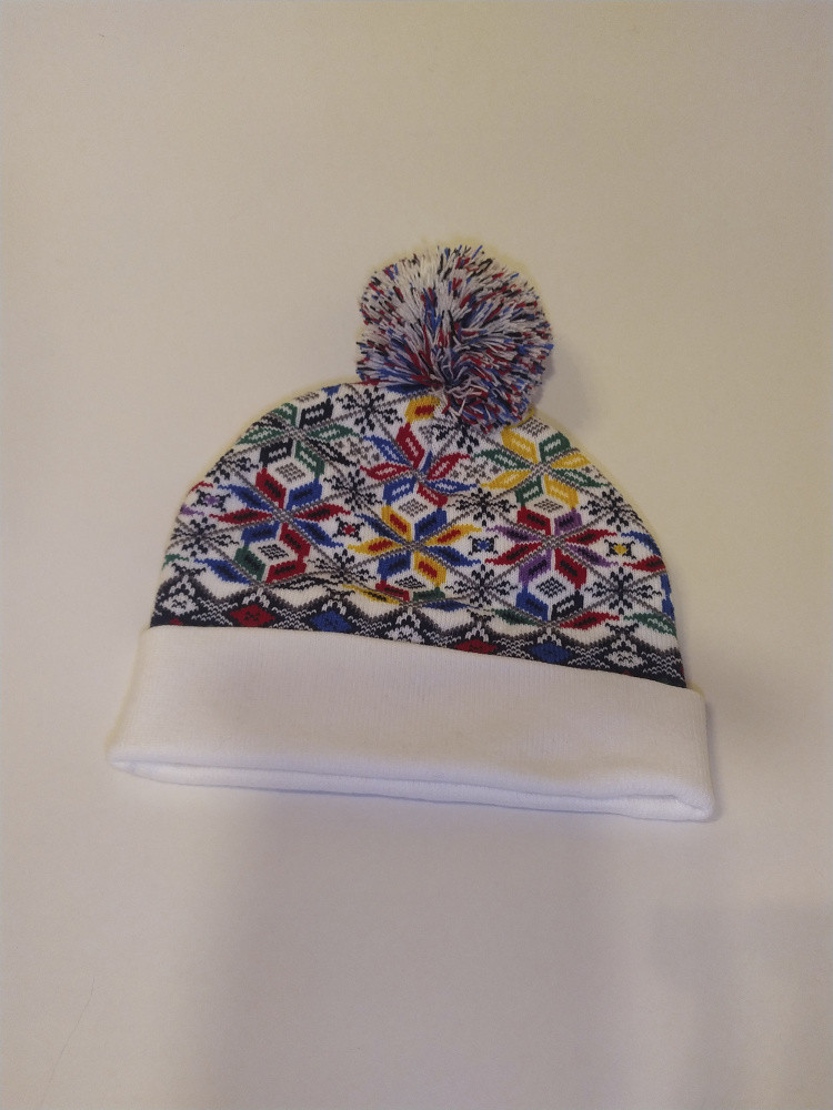 Бесшовная шапка "орнамент" с помпоном из пряжи (белая) - фото 1 - id-p119095223