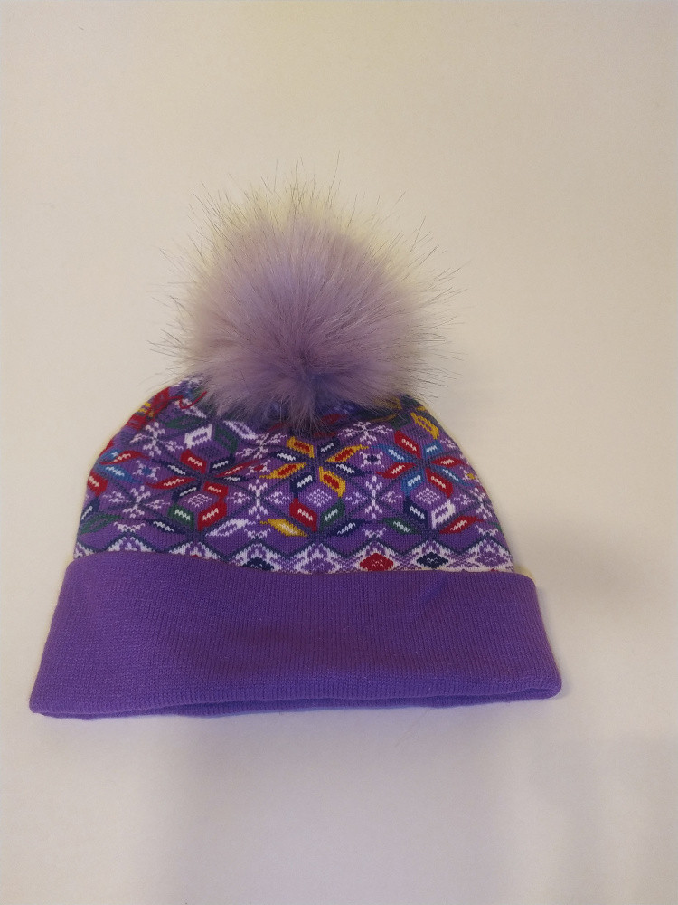 Бесшовная шапка "орнамент" с помпоном из меха (фиолетовая) - фото 1 - id-p119095228