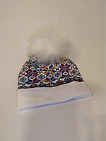 Бесшовная шапка "орнамент" с помпоном из меха (белая)