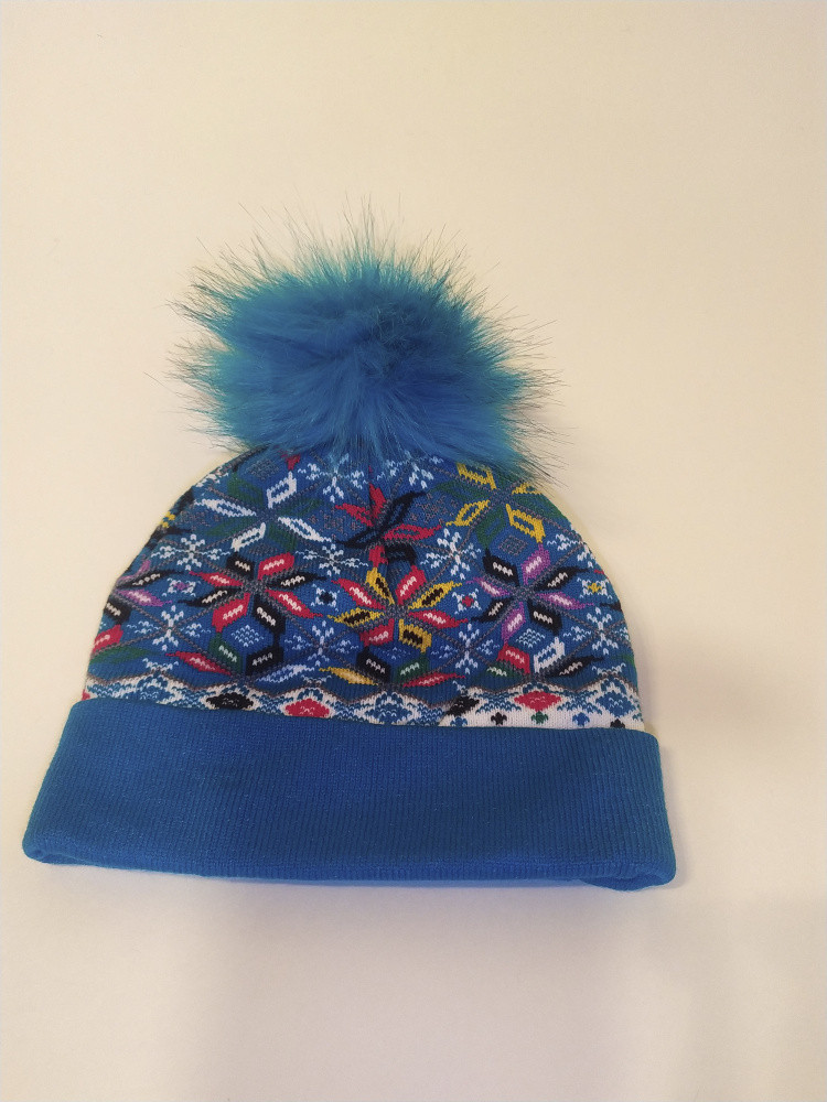 Бесшовная шапка "орнамент" с помпоном из меха (синяя) - фото 1 - id-p119095231