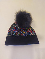 Бесшовная шапка "орнамент" с помпоном из меха (темно-синяя)