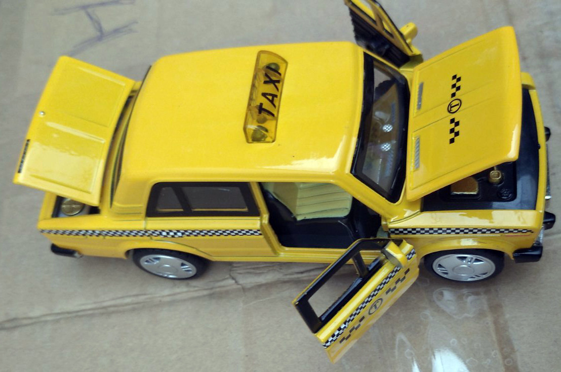 Металлическая машинка жигули "Лада 2106" желтое такси, свет, звук, откр. двери и багажник с капотом. - фото 1 - id-p119198086