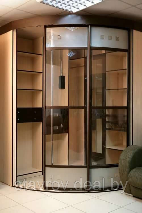 Шкаф радиальной формы прозрачный