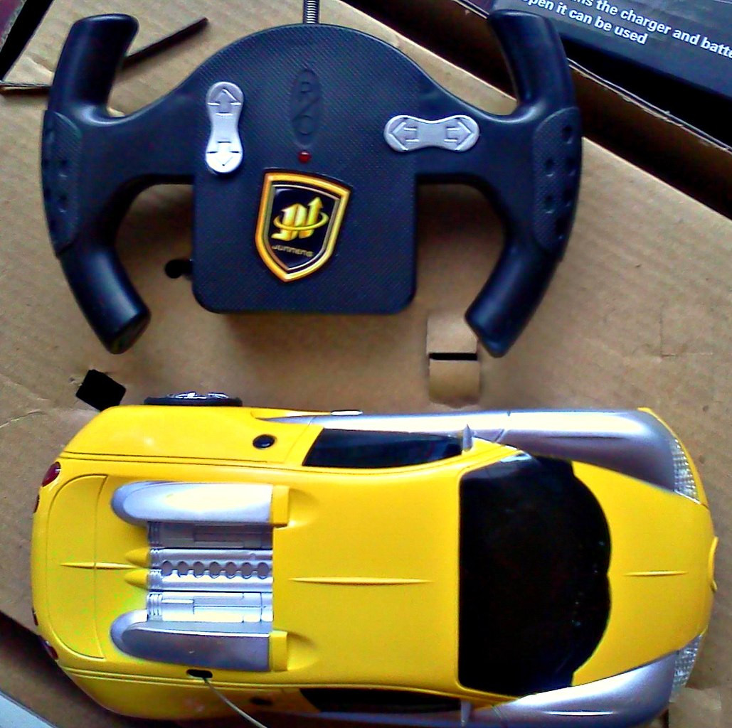 Машинка гоночная желтая на радиоуправлении на аккумкляторах