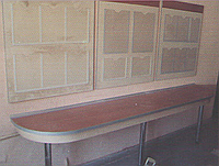 М12.9б Стенд с пристенным столиком