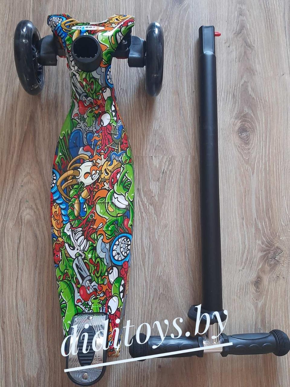 САМОКАТ MAXI  SCOOTER GRAFFITI  светящееся колесо, регулируемая ручка