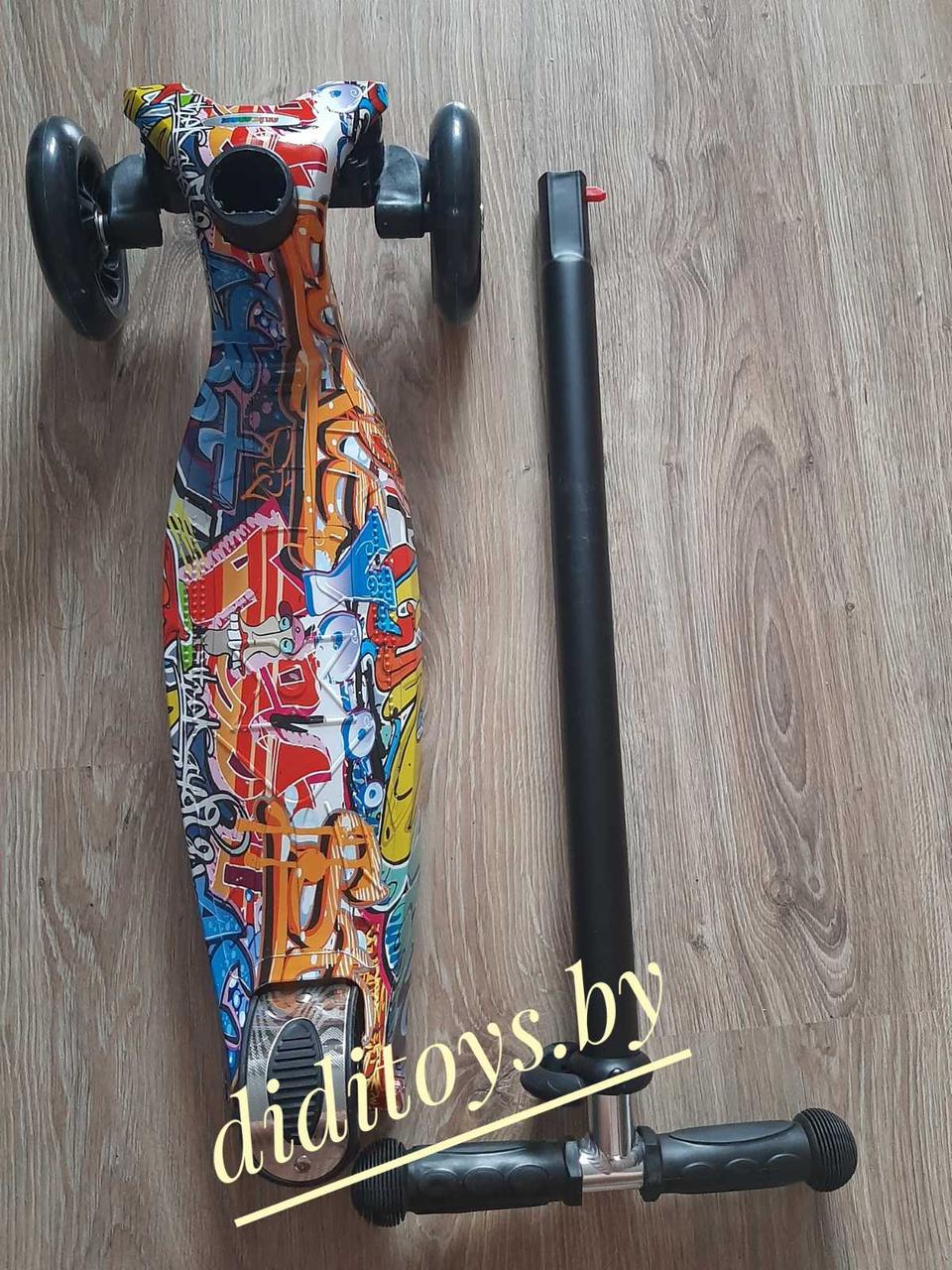 САМОКАТ MAXI  SCOOTER GRAFFITI  (светящееся колесо, регулируемая ручка)