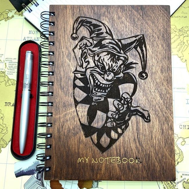 Блокнот в деревянной обложке «Клоун Шут» + ручка, вид 4 - фото 1 - id-p119959632