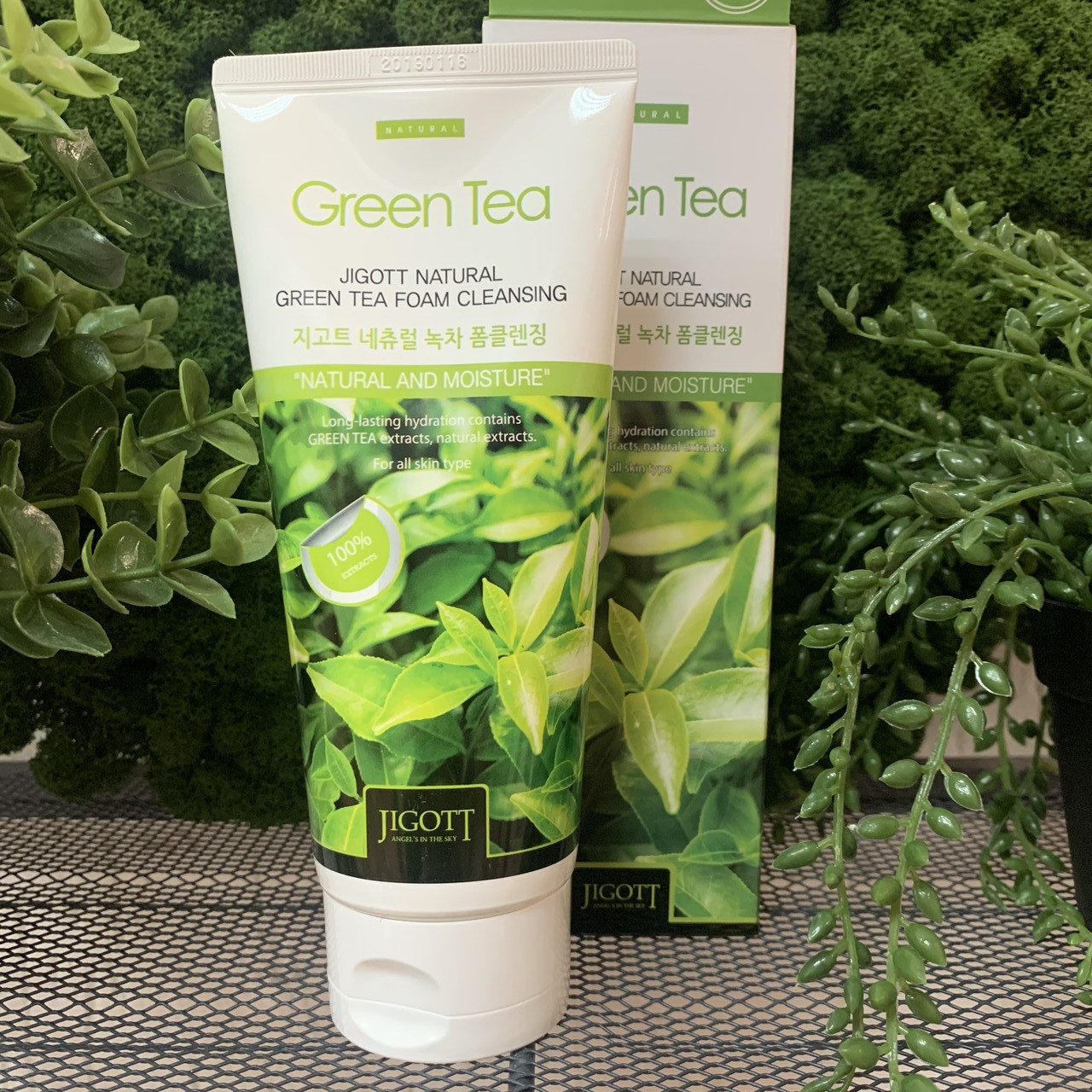 Пенка для умывания Jigott Natural Green Tea Foam Cleansing, 180 мл