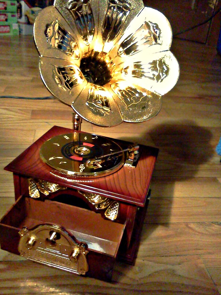 Музыкальная шкатулка граммофон 15*15 см с выдвижным ящиком - фото 1 - id-p7524679
