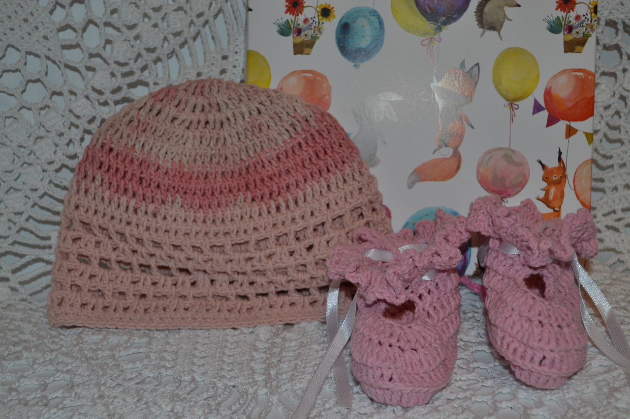 Вязанные шапочка и пинетки для новорожденной - фото 2 - id-p120693997