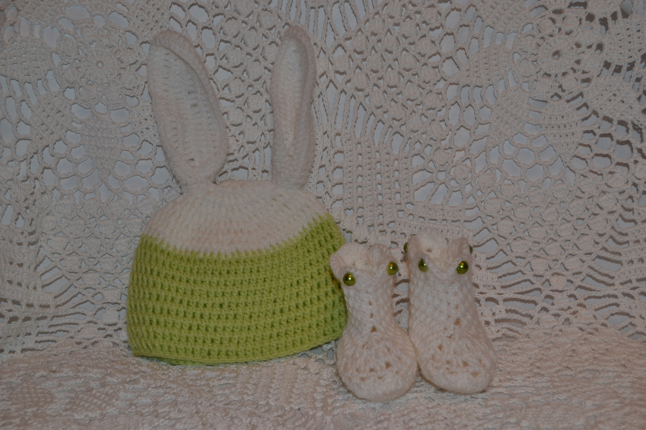 Шапочка с ушками для новорожденной для фотосессии и пинетки - фото 2 - id-p121042255