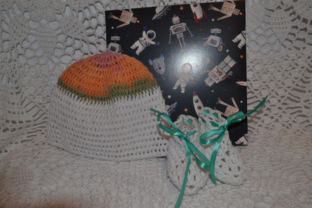 Комплект одежды: шапочка и пинетки на выписку - фото 4 - id-p121074123