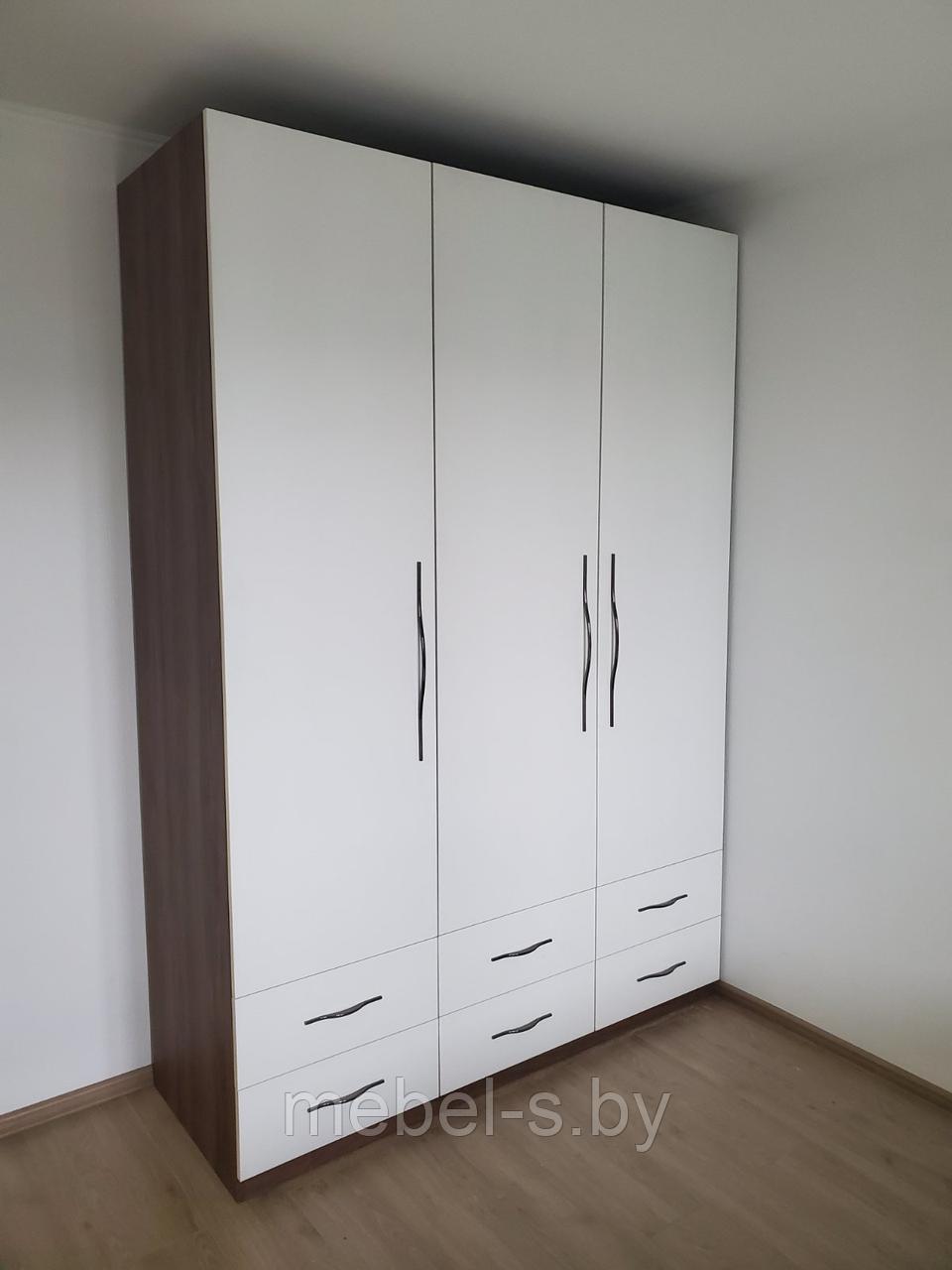 Шкаф 3-дверный