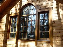 Деревянное окно из массива сосны с камерным остеклением ( Стеклопакет ). Коричневая пропитка с наружными декоративными накладками.