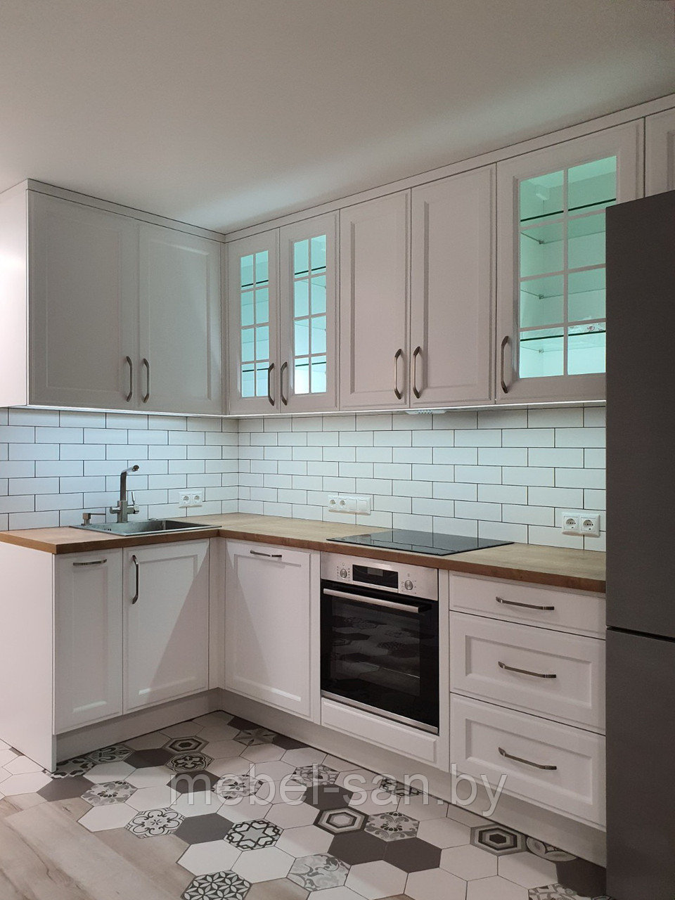 Кухня белая МДФ с витринами и подсветкой. - фото 1 - id-p121329532