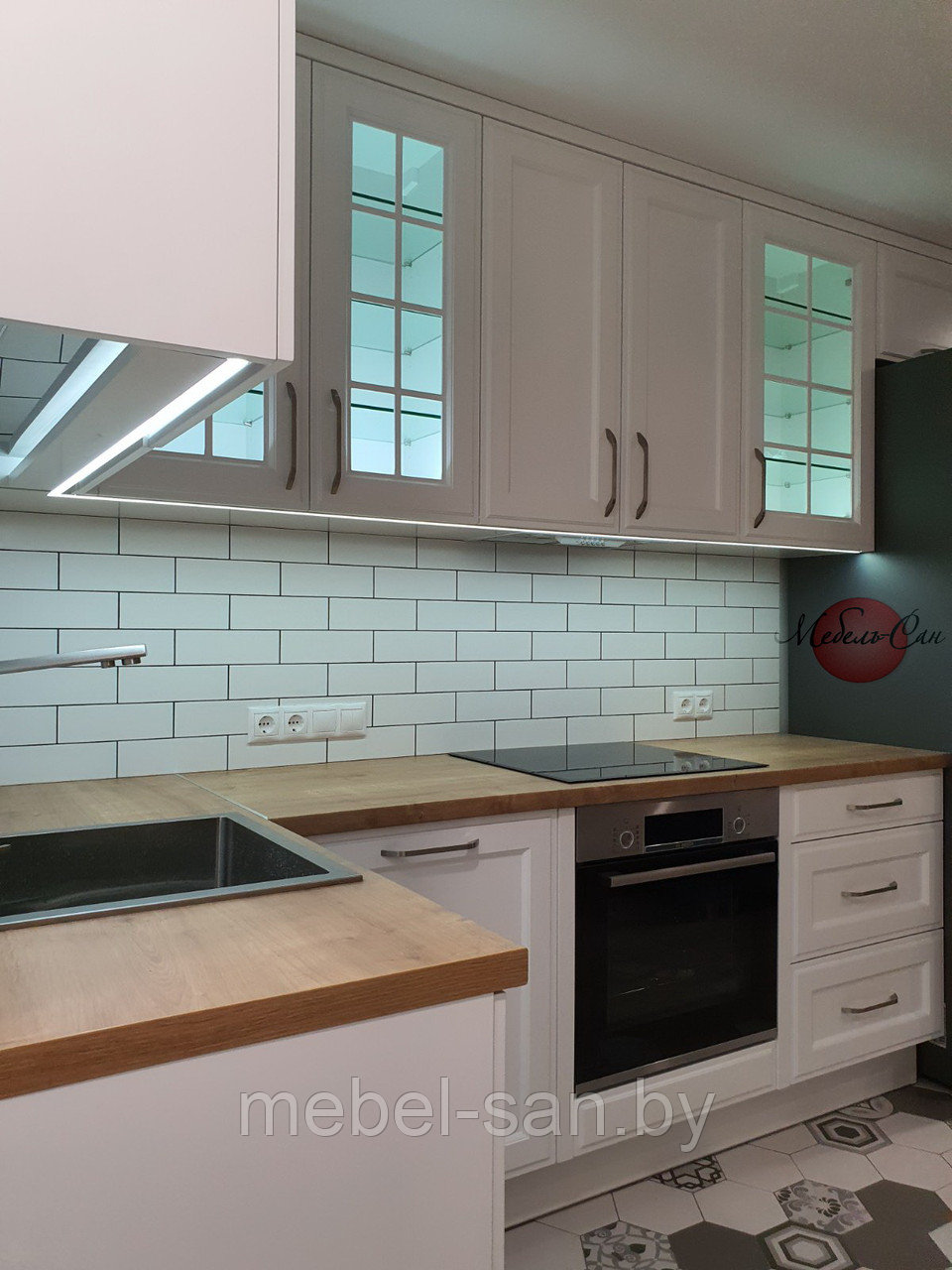 Кухня белая МДФ с витринами и подсветкой. - фото 2 - id-p121329532