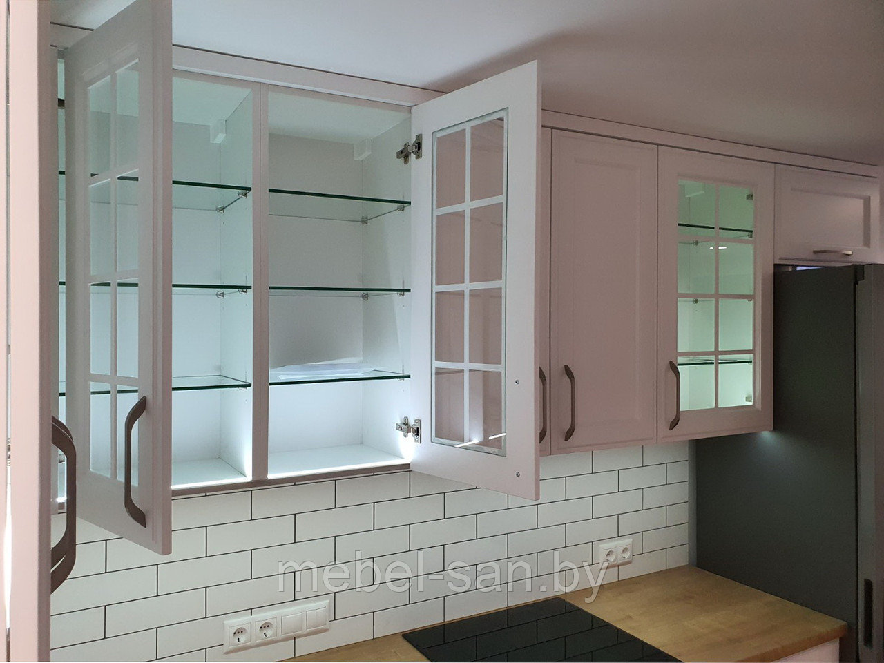 Кухня белая МДФ с витринами и подсветкой. - фото 7 - id-p121329532