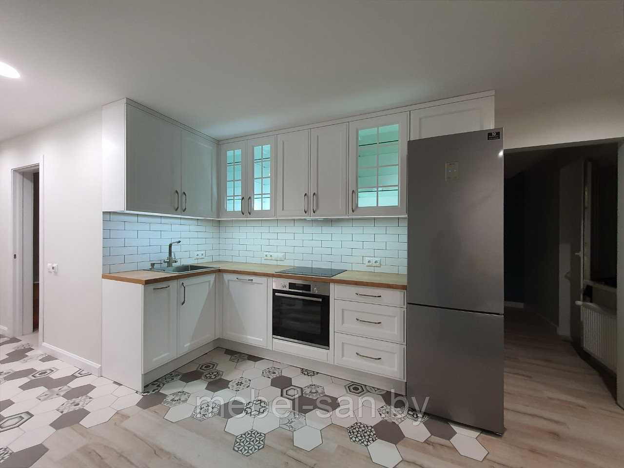 Кухня белая МДФ с витринами и подсветкой. - фото 9 - id-p121329532