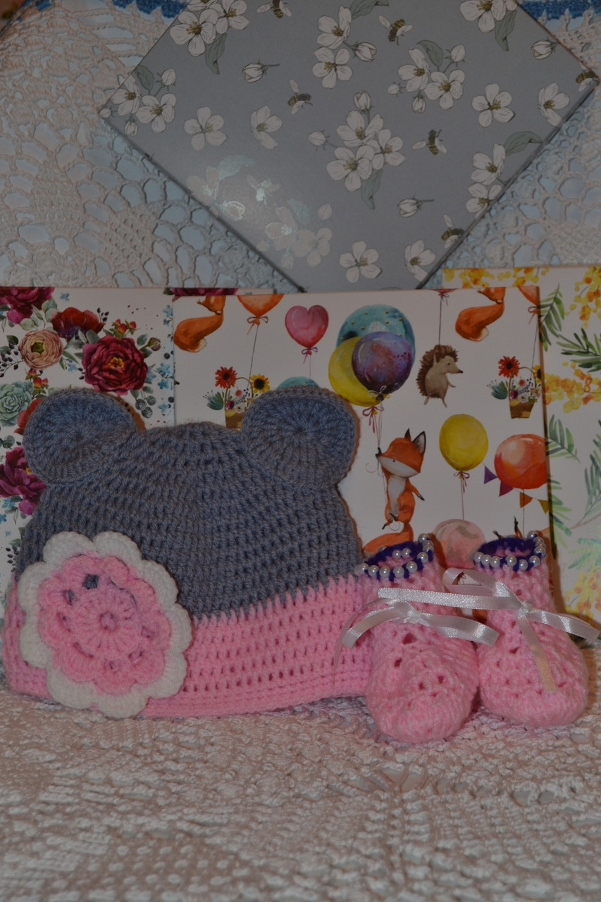 Шапочка с ушками для новорожденной для фотосессии и пинетки крючком - фото 4 - id-p121447861