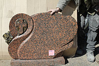 Мраморный фигурный памятник с крестом