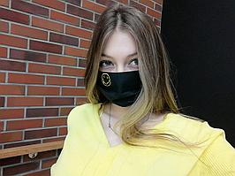 Дизайнерская маска бытовая для лица двухслойная  чёрная с принтомм