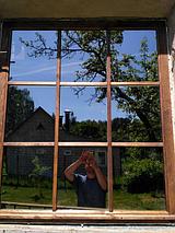 Деревянное окно из массива сосны с камерным остеклением ( Стеклопакет ). Коричневая пропитка. Глухое окно без коробки. Тонированное остекление с наружными декоративными накладками.