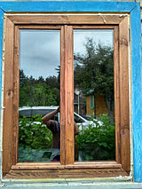 Деревянное окно из массива сосны с двойным остеклением. Коричневая пропитка. Идеальный вариант для дачи.