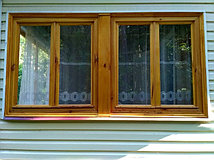 Деревянное окно из массива сосны с одинарным остеклением. Бежевая пропитка. Идеальный вариант для дачи.