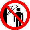 Знак запрещающий "Запрещается подходить к оборудованию с маховыми движениями" р-р 15*15 см.