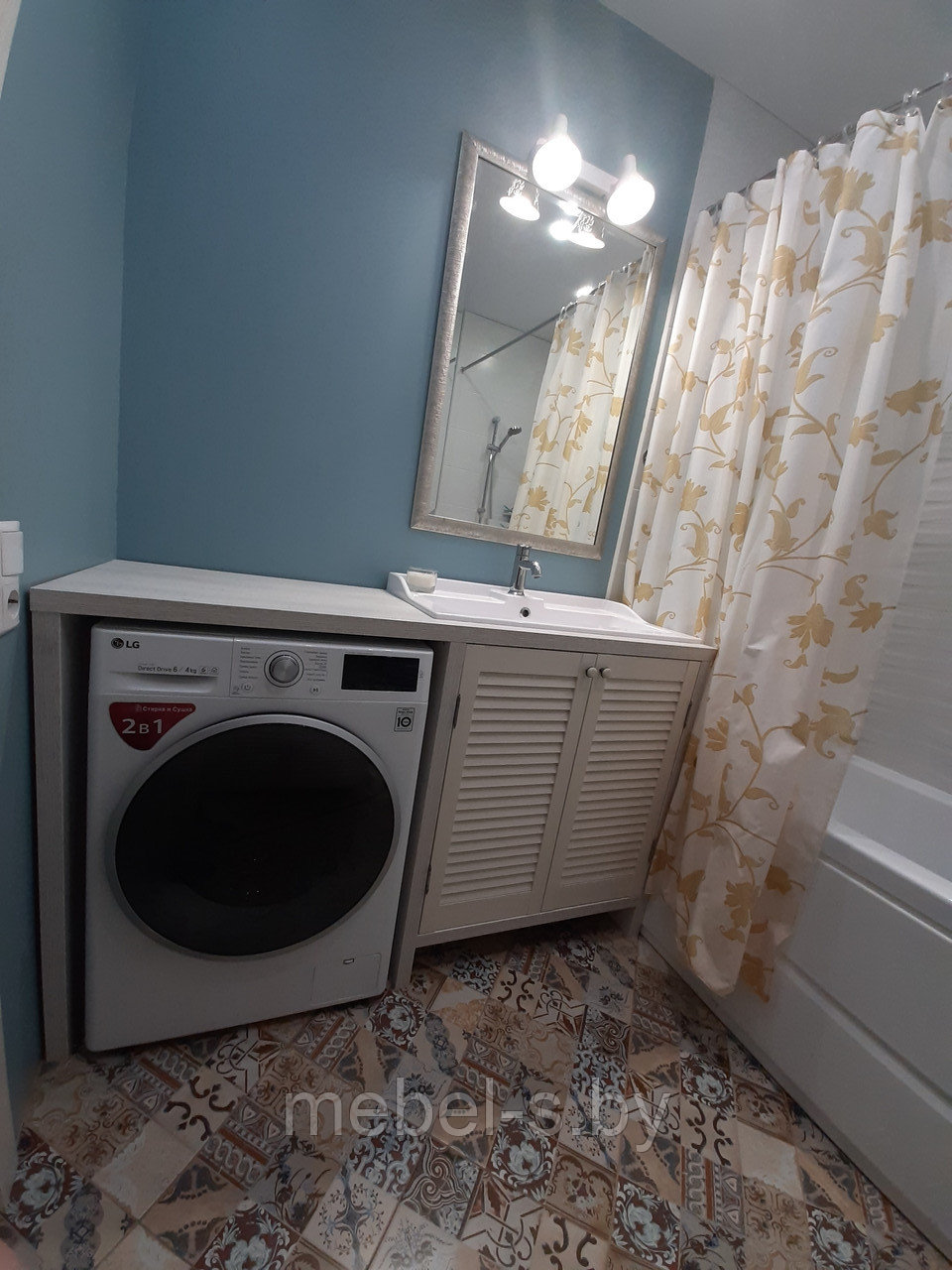 Мебель в ванную с жалюзи