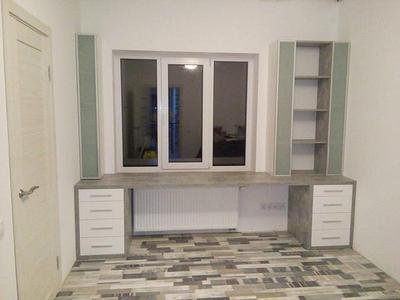 Стол под окном