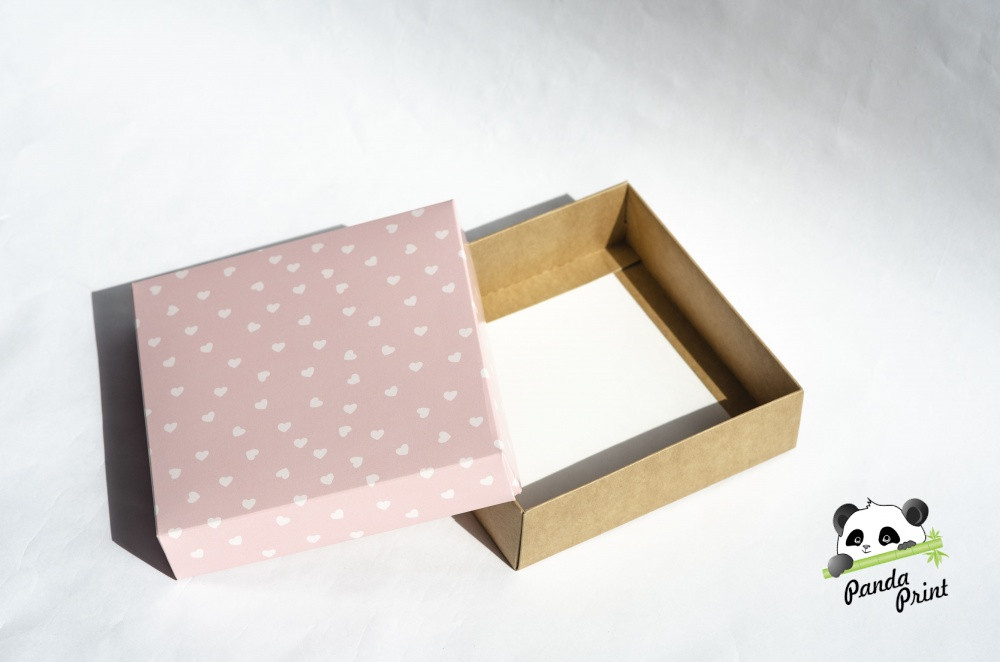 Коробка 150х150х40 Сердечки белые на розовом (крафт дно) - фото 2 - id-p124017798